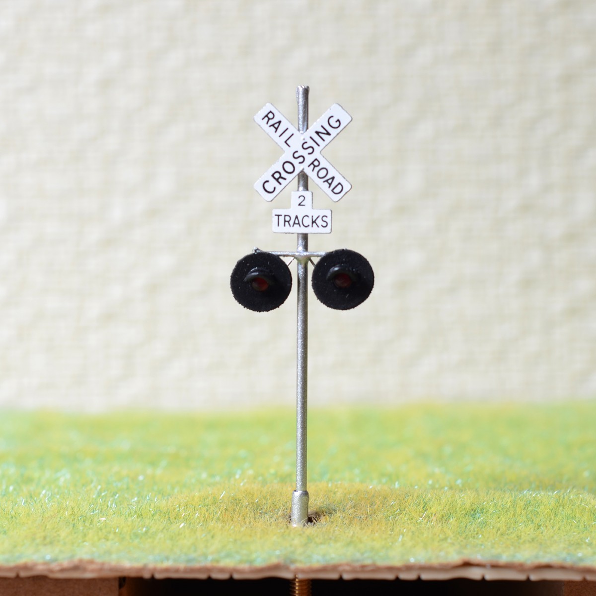 1 x OO Scale 2 tracks railroad grade crossing signal LED made 2 target silver 